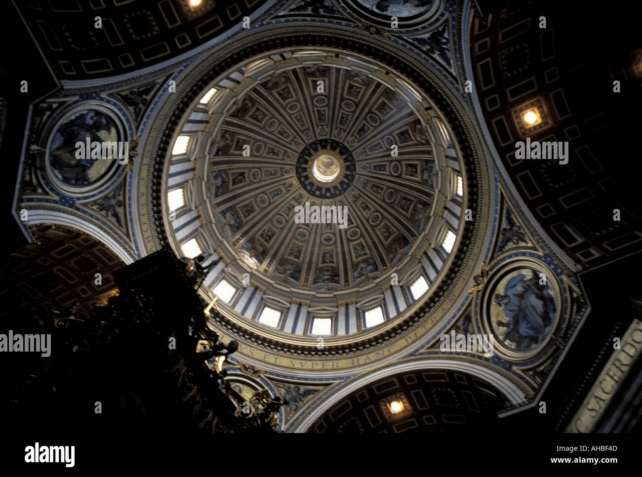La cúpula de la catedral de San Pedro Ciudad del Vaticano Foto de stock