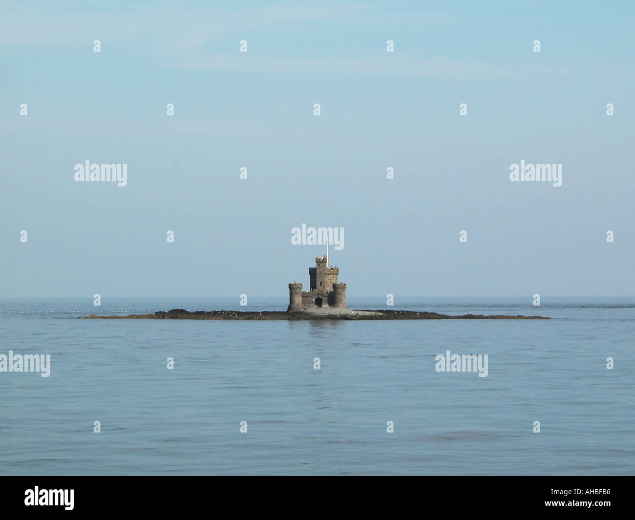 Castillo en el medio del mar Fotografía de stock - Alamy