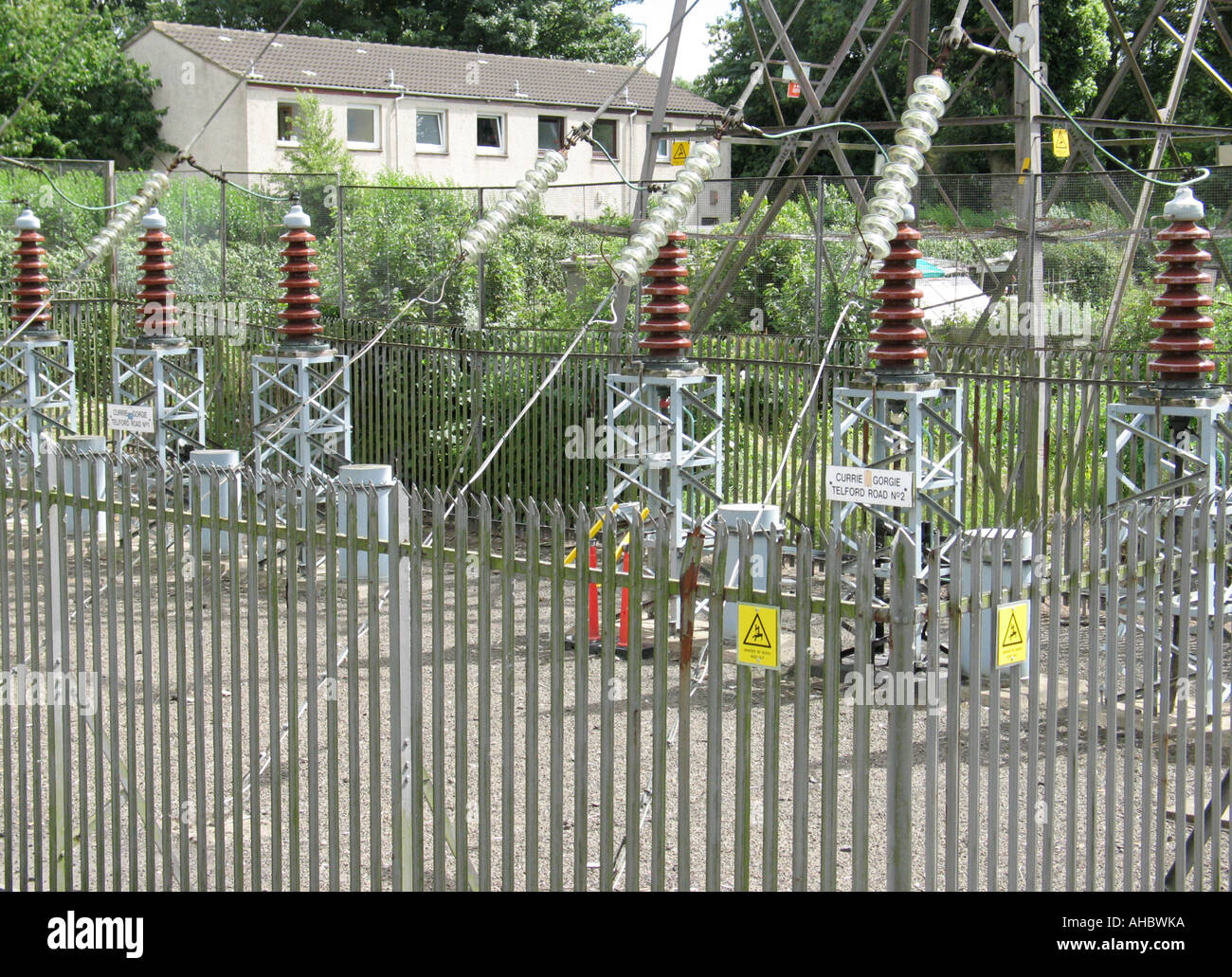 Los cables de transmisión de electricidad cerca de la vivienda, Edimburgo, Escocia, Reino Unido. Foto de stock