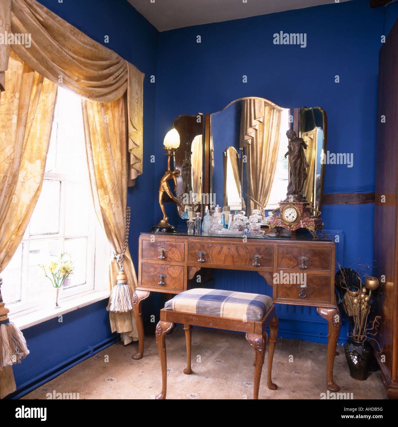 Antique tocador con espejo triple en azul 80 dormitorios con cortinas  swagged y colas Fotografía de stock - Alamy