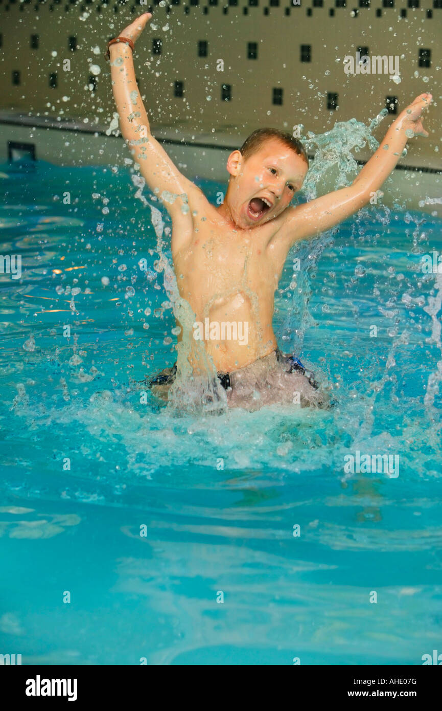 Un niño chapoteando en una piscina fotografías e imágenes de alta  resolución - Alamy
