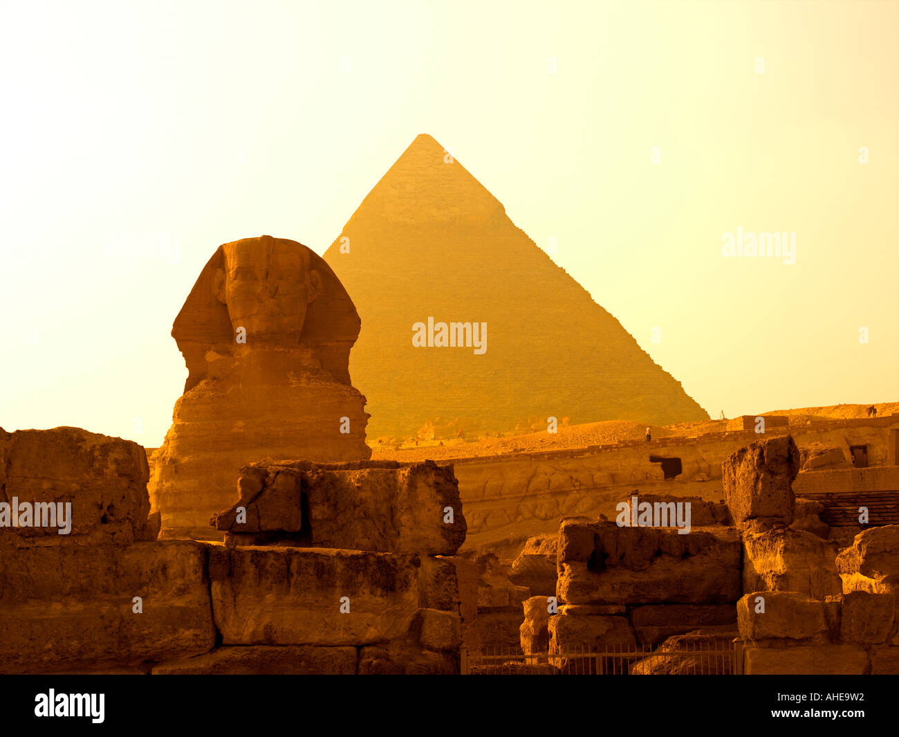 La Esfinge y la pirámide de Khafre en luz dorada Foto de stock