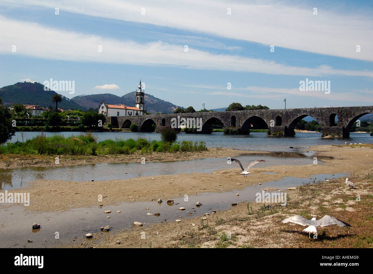 El largo puente medieval que pasa sobre el río Limia, en el municipio