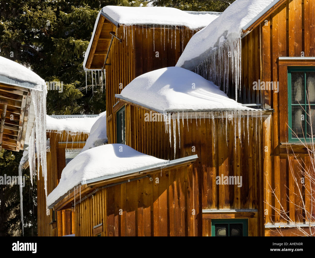 Cubiertas de hielo y nieve cabañas de madera Fotografía de stock - Alamy