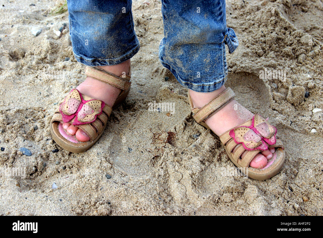 Niñas pies sandalias fotografías e imágenes de alta resolución - Alamy