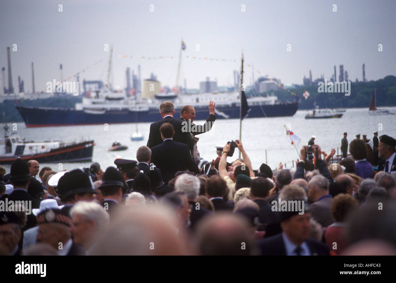 El Príncipe Philip ondas a las multitudes durante un evento de aniversario del Día-D, antes de embarcar, el Royal Brittannia Cruiser. Foto de stock
