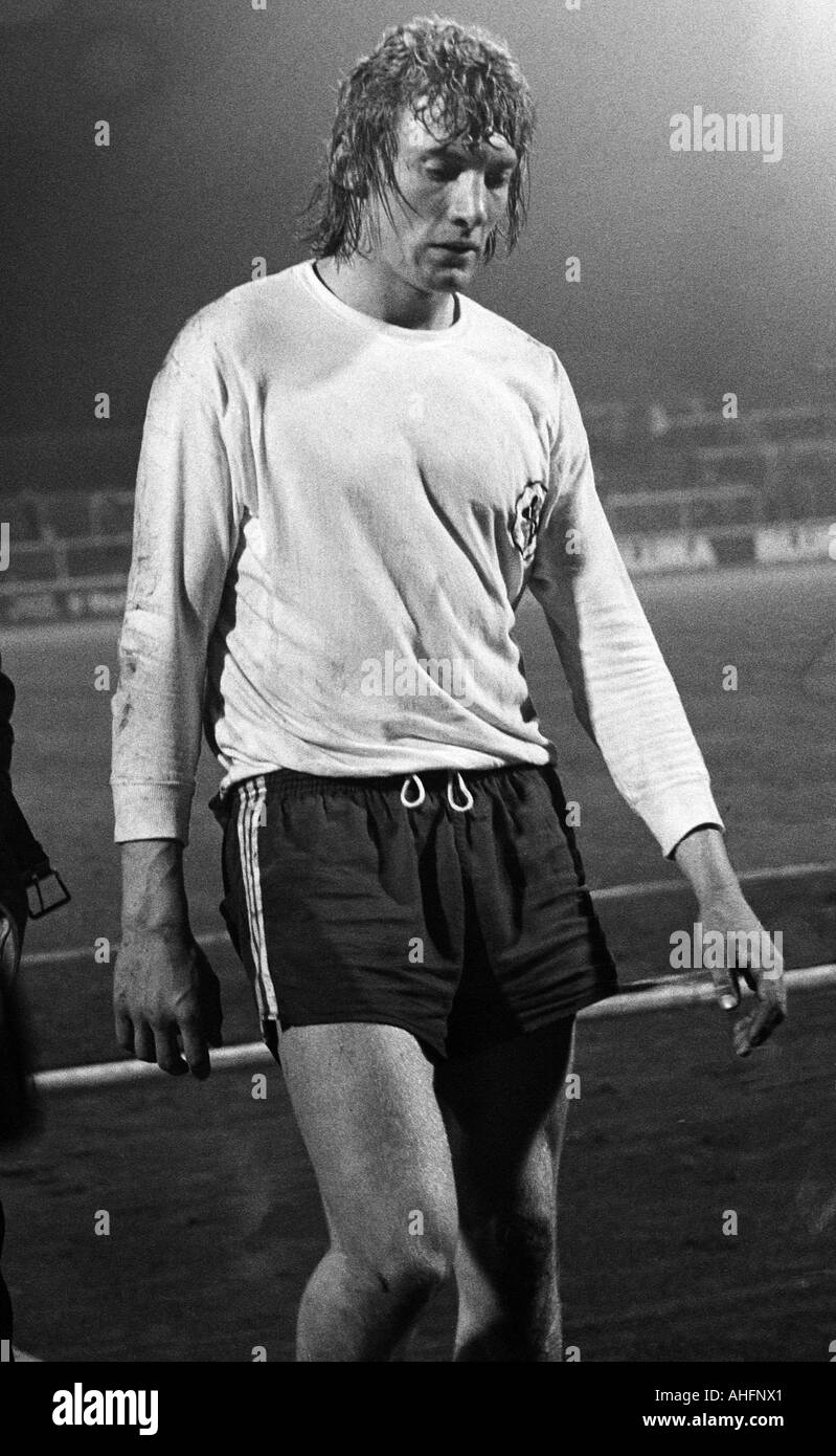 Fútbol, Bundesliga, 1972/1973, Rot-Weiss Oberhausen versus el Eintracht Brunswick 0:1, estadio Niederrhein en Oberhausen, Fútbol Jugador deja el tono, Jupp Tenhagen (RWO) Foto de stock