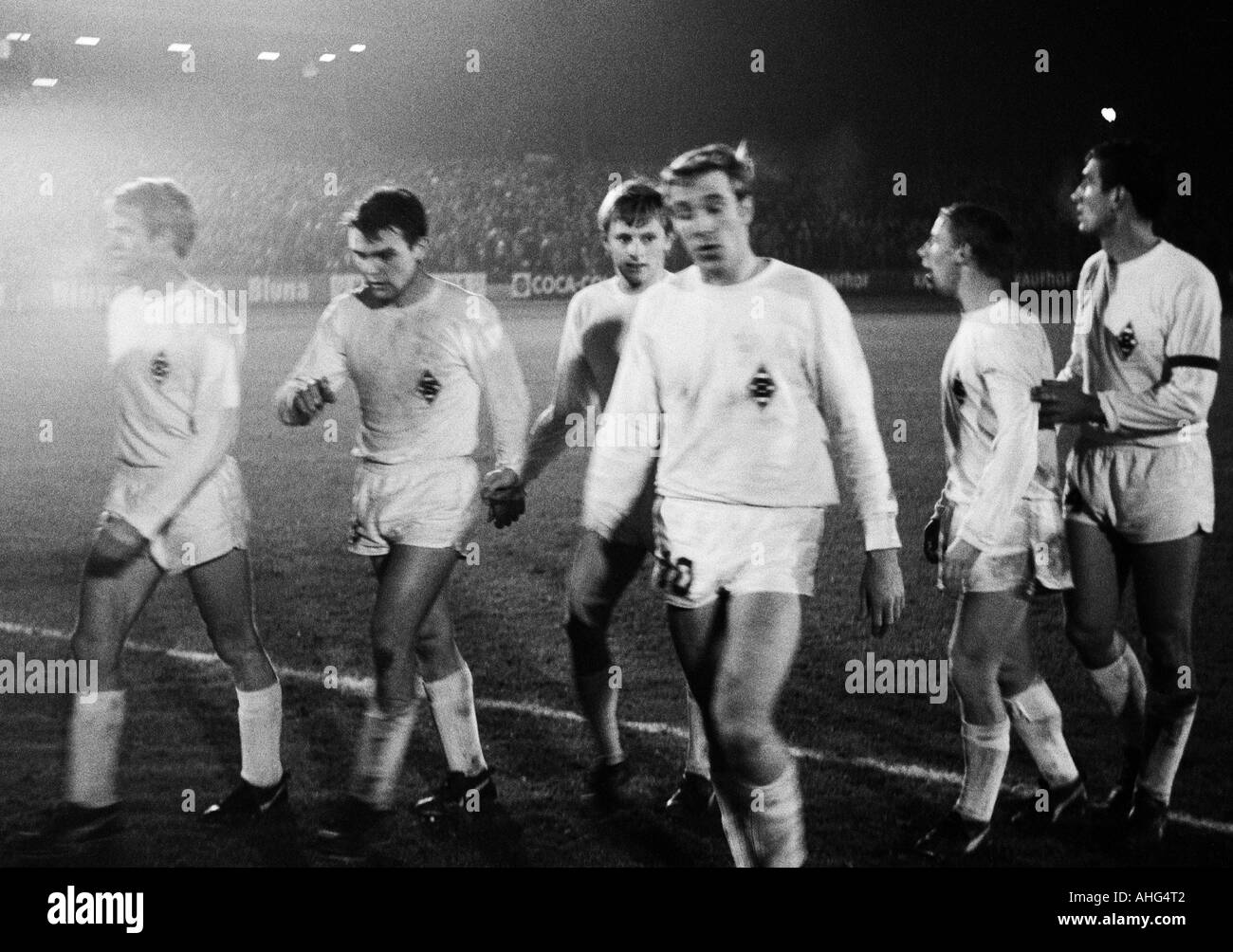 Fútbol, Bundesliga, 1967/1968, Muengersdorfer Estadio de Colonia, 1. FC Köln versus Borussia Moenchengladbach 2:5, los jugadores de fútbol dejando el tono, f.l.t.r. Rudolf Poeggeler, Herbert Laumen, Klaus Ackermann, Guenter Netzer, Berti Vogts, Egon Milde Foto de stock