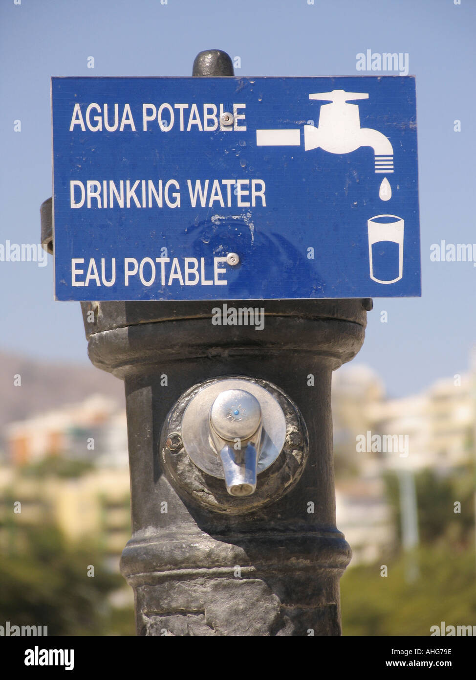 Grifo de agua potable con palabras en español, inglés y francés. Tomadas en  España Fotografía de stock - Alamy