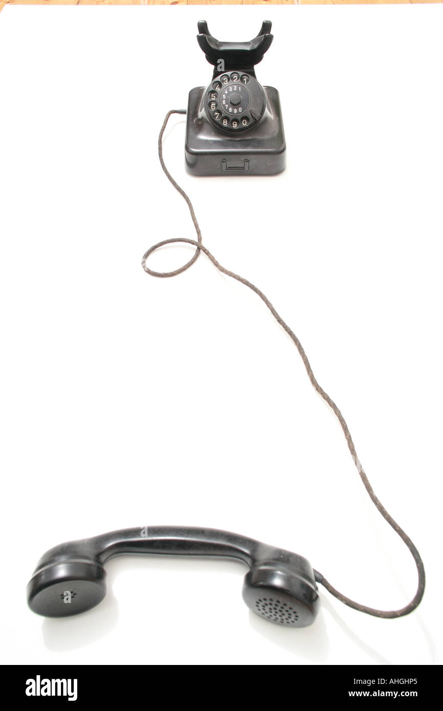 Un viejo teléfono vintage en iluminación dramática Foto de stock