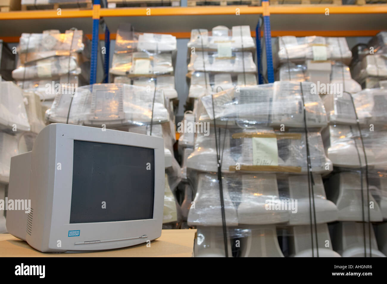 Renovado equipo monitor CRT en el almacén que contiene los palets de viejos  ordenadores desechados para su reciclaje Fotografía de stock - Alamy