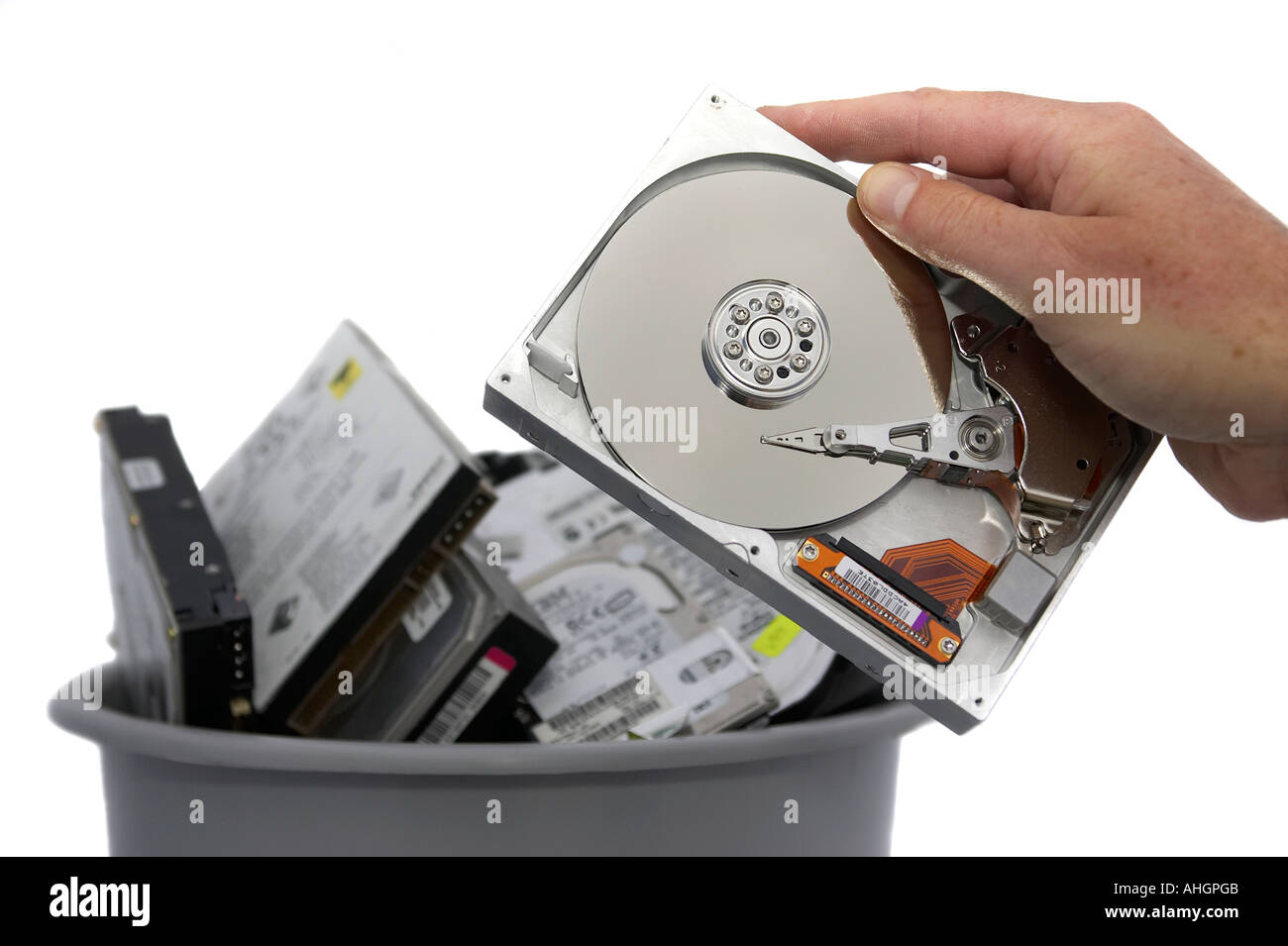 Extracción de mano o colocando utiliza disco duro en bandeja gris que contiene discos duros de los ordenadores contra el fondo blanco Fotografía de stock - Alamy
