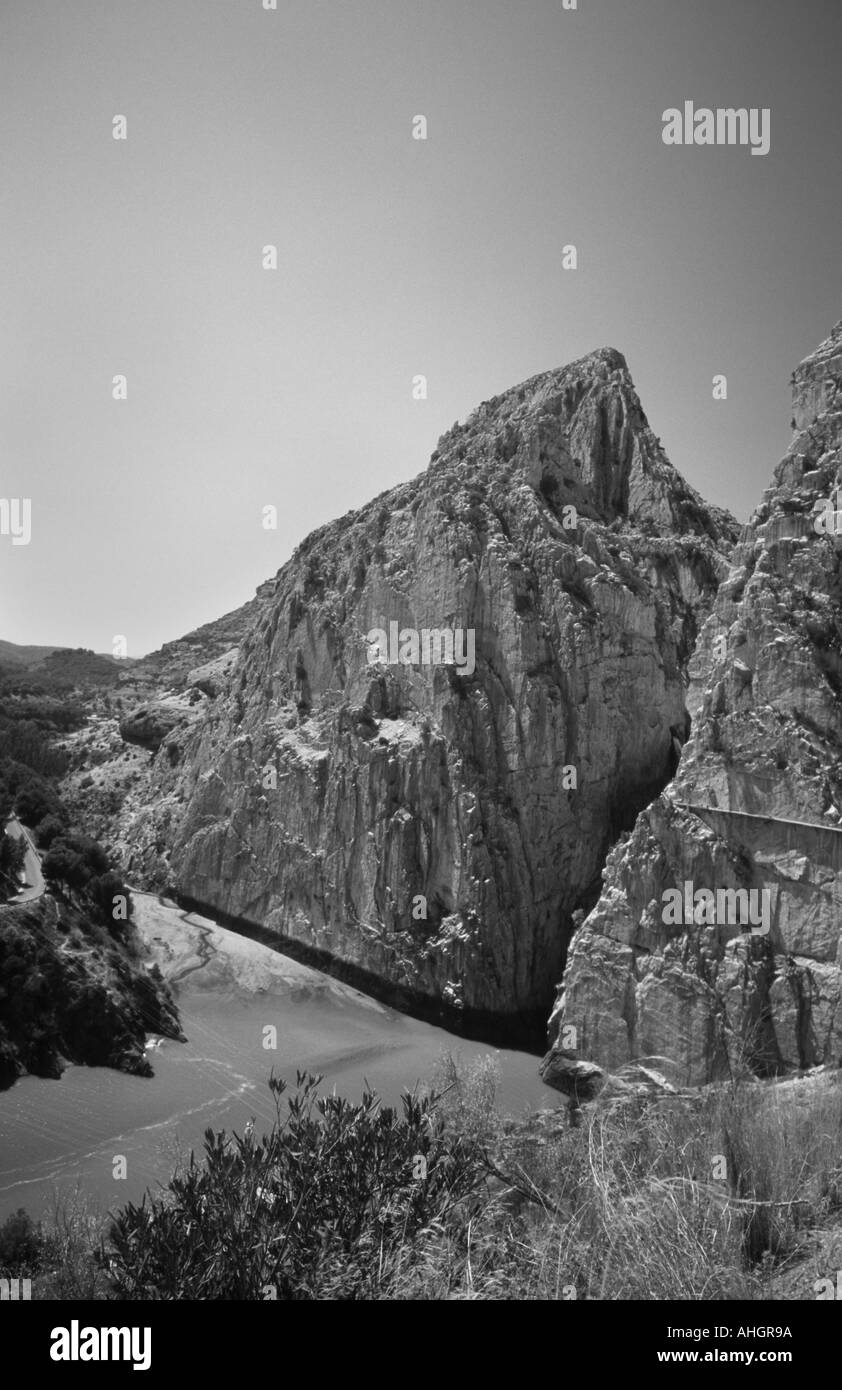 Captura monocromo del desfiladero de Los Gaitanes además El Chorro en España con el Camino del Rey visible a la derecha Foto de stock