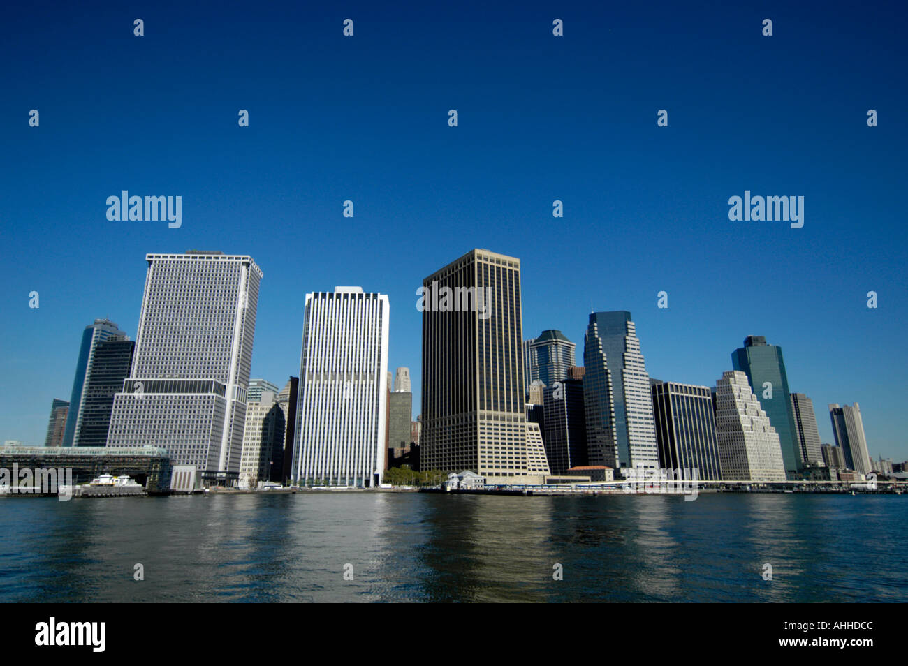 Vista de los rascacielos del distrito financiero desde el otro lado del Río Hudson, en la Ciudad de Nueva York, EE.UU. Foto de stock