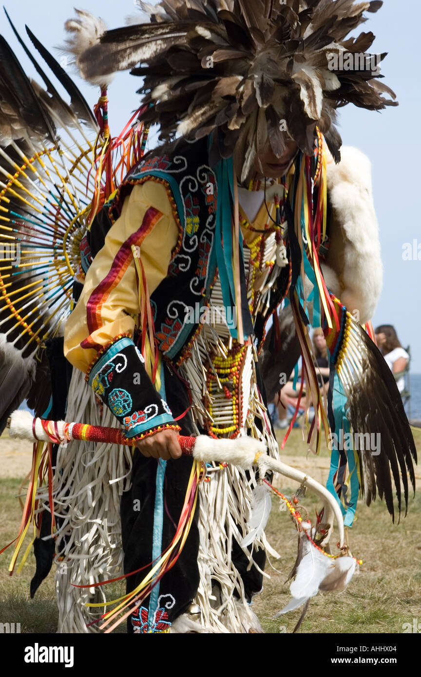 Este canadiense nativos ataviados con sus trajes tradicionales bailando y tomando parte en un PowWow en Canadá Foto de stock