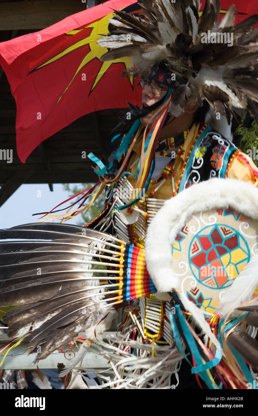 Este canadiense nativos ataviados con sus trajes tradicionales bailando y tomando parte en un PowWow en Canadá Foto de stock