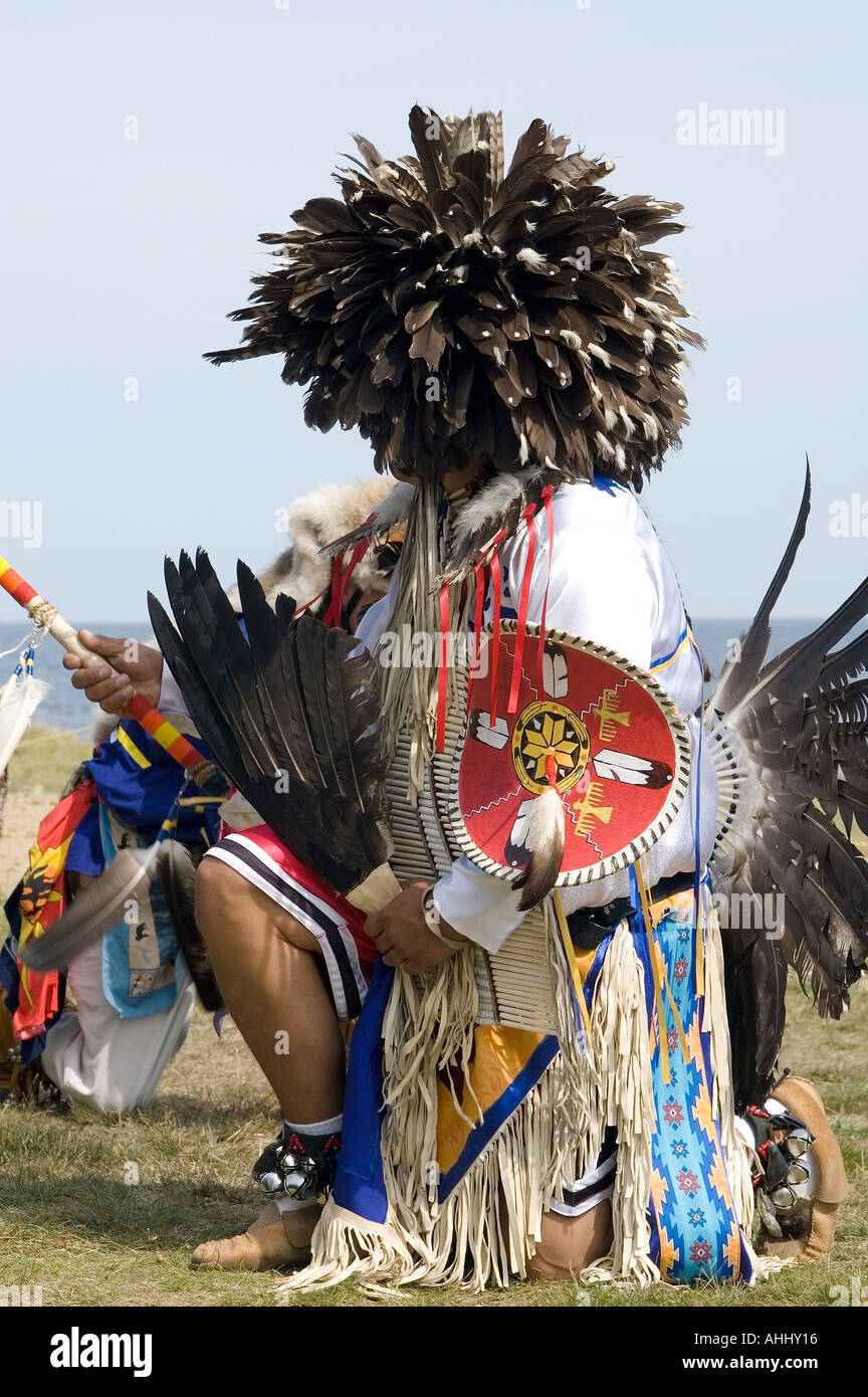 Este canadiense nativos ataviados con sus trajes tradicionales bailando y tomando parte en un PowWow en Canadá Foto de stock