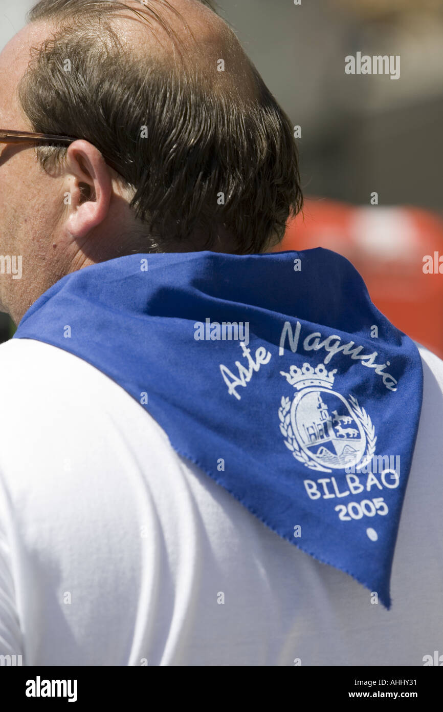 Vista posterior de un hombre que llevaba un pañuelo de cuello azul Bilbo  durante la Aste Nagusia Bilbao festival de Semana Grande en el norte de  España Fotografía de stock - Alamy