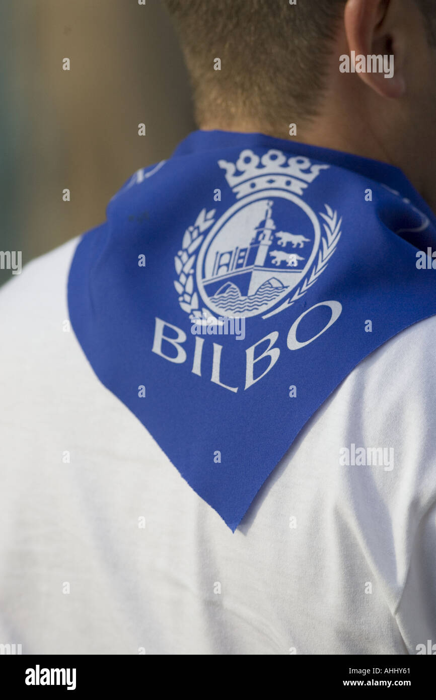 Vista posterior de un hombre que llevaba un pañuelo de cuello azul Bilbo  durante la Aste Nagusia Bilbao festival de Semana Grande en el norte de  España Fotografía de stock - Alamy