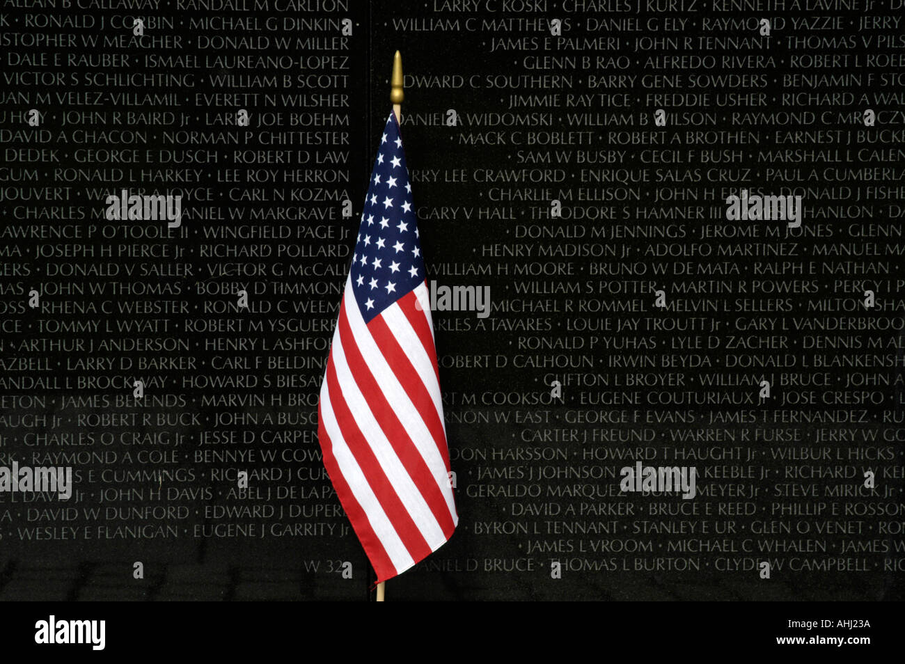 Stars & Stripes de bandera en el Monumento a los veteranos de Vietnam en el Mall, en Washington DC, EE.UU. Foto de stock