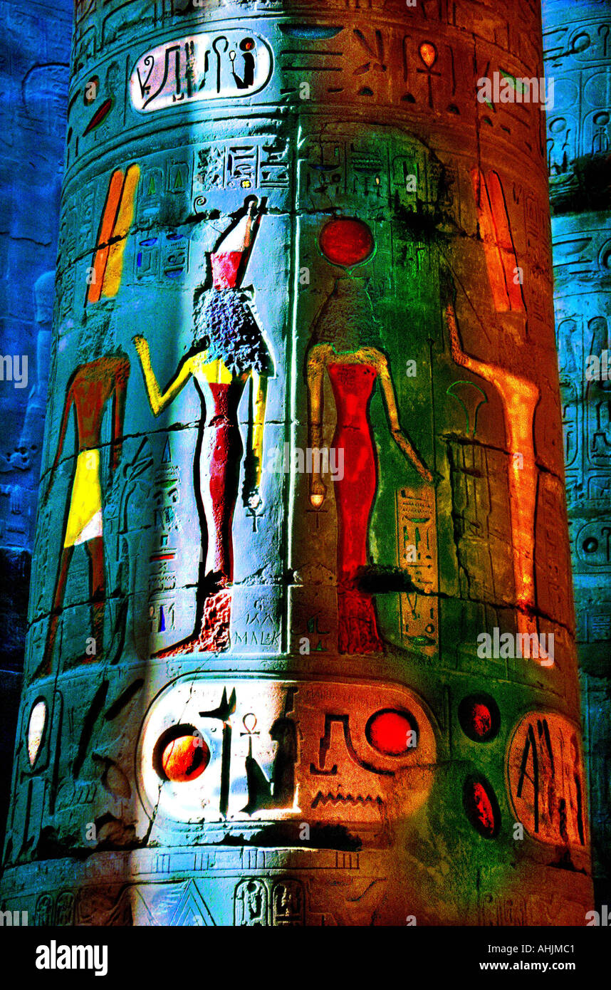 Una columna de arte en el antiguo templo de Karnak Egyptain Foto de stock