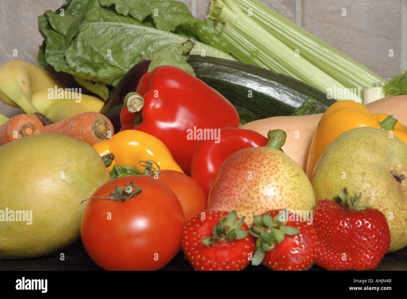 Una selección de frutas y hortalizas frescas Foto de stock