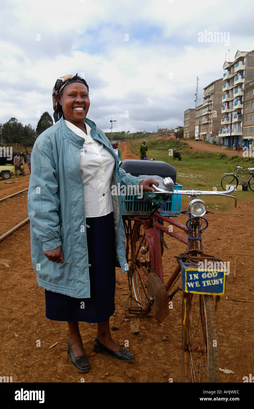 África Kenia Tanzania bicicleta bicicleta dios mujer Foto de stock