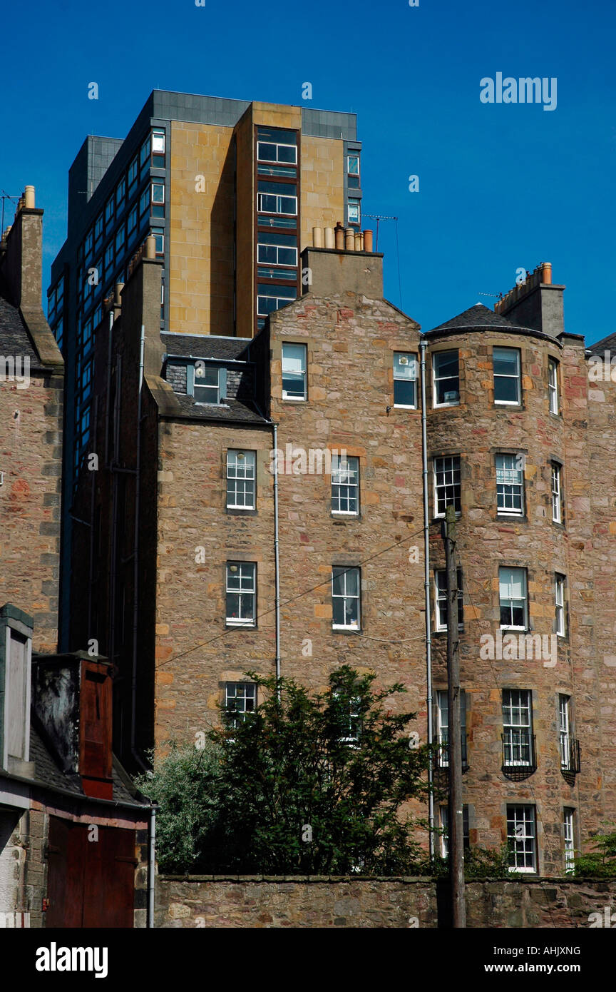 Torre de David Hume,en la Universidad de Edimburgo, Edimburgo, Escocia, mostrando también Buccleuch Place Foto de stock
