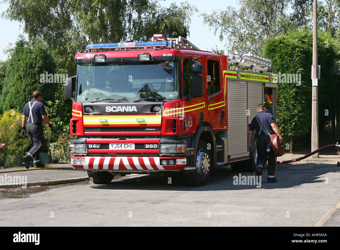 Vista frontal de una moderna oferta de incendios Scania en el sitio. Foto de stock