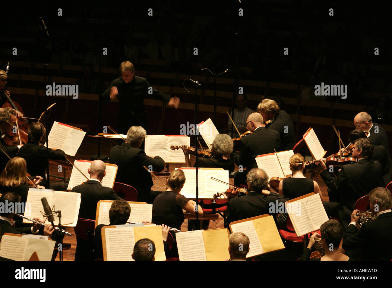 Esa Pekka Salonen conductor realizando Bervaldhallen Estocolmo Suecia mucis concierto de música clásica perfomance realizar Swedi Foto de stock