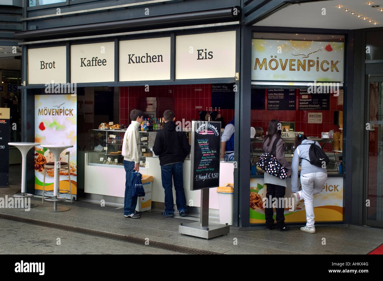 Alcohol Berlin Fotos e Imágenes de stock - Alamy Alcohol Berlin Fotos e Imágenes de stock - Alamy