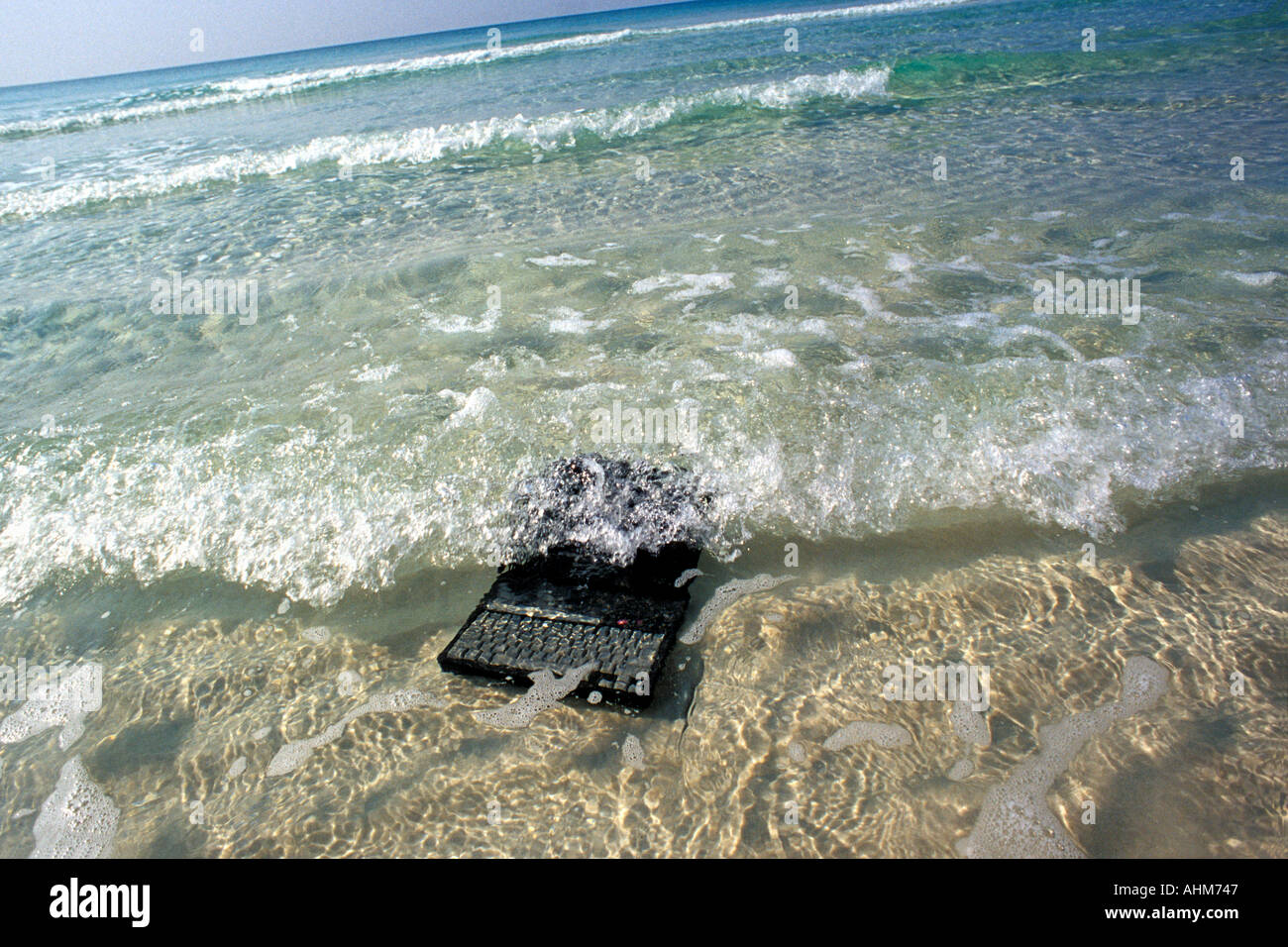 Mar libreta destruido roto húmedo húmedo arenoso salpicado ahogado mar  fotografías e imágenes de alta resolución - Alamy