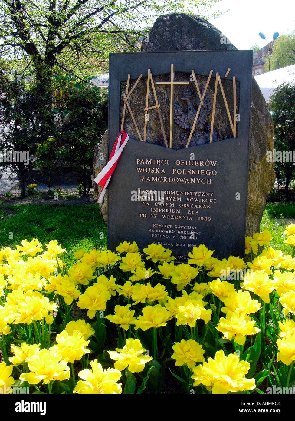 Polonia Varsovia monumento a los oficiales polacos asesinados por la