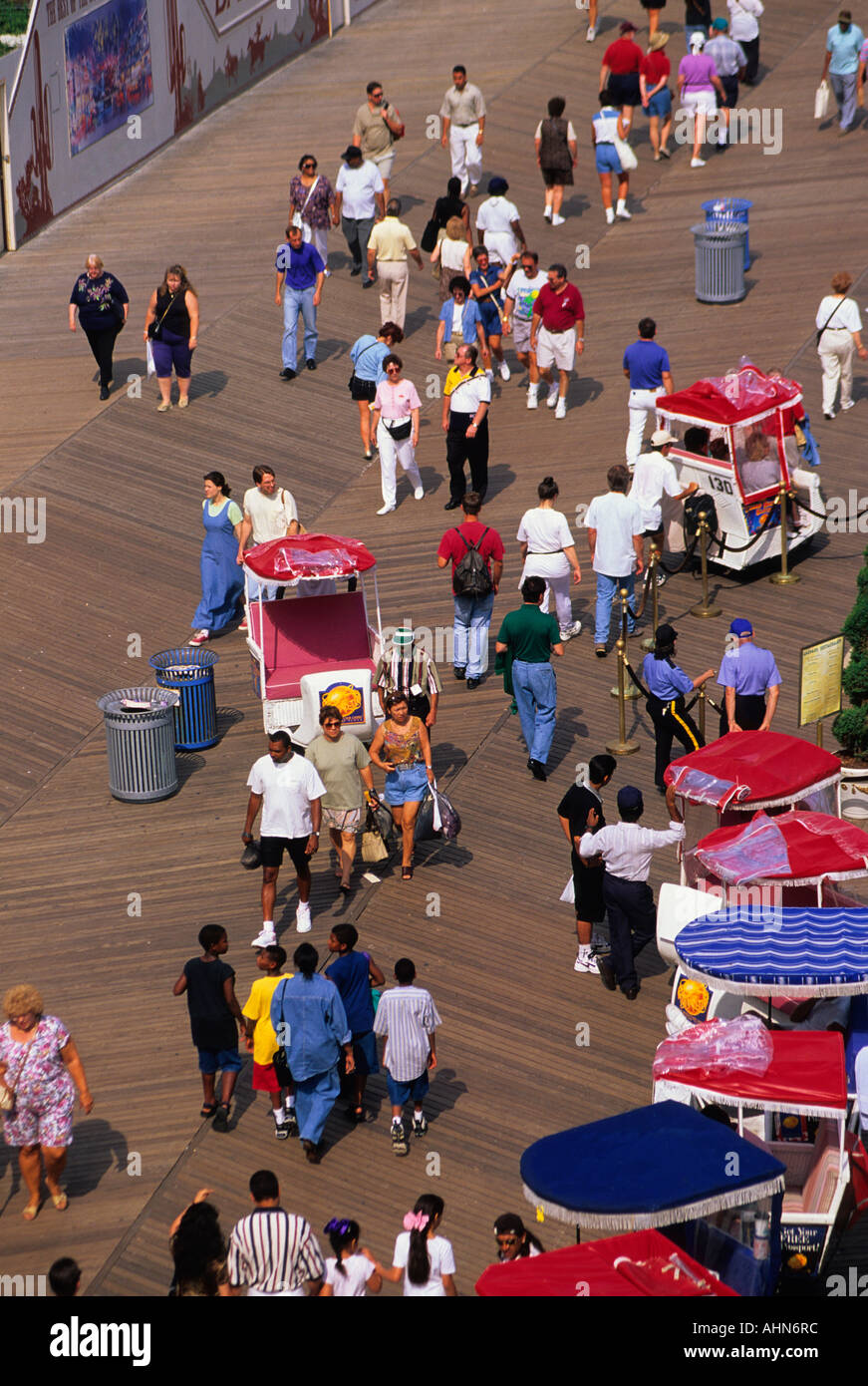 Estados Unidos New Jersey NJ Atlantic City Boardwalk Visto desde arriba  multitudes de gente que camina Fotografía de stock - Alamy