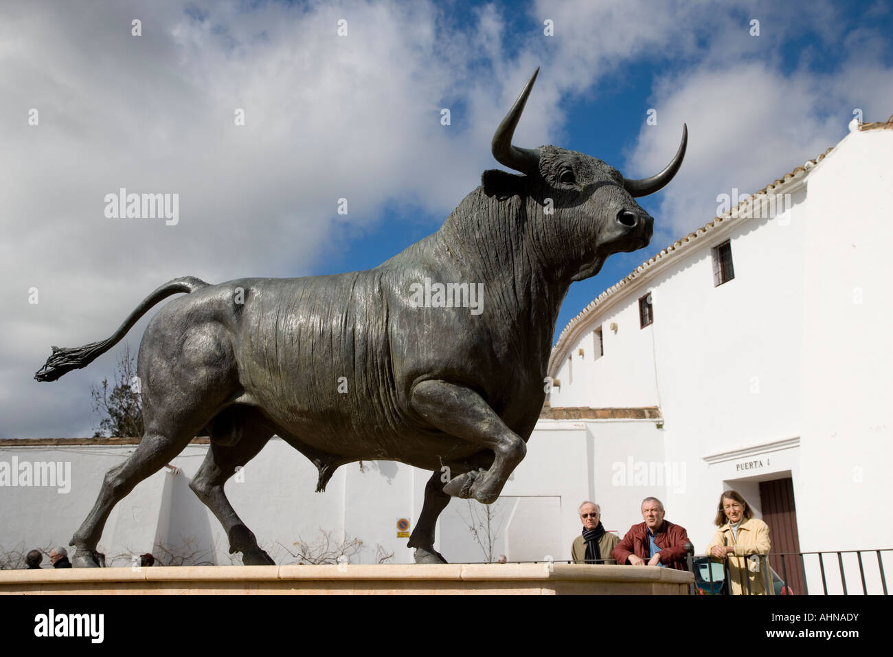 Ronda Ronda Provincia Málaga Monumento al toro bravo esculpida por Nacho Martin Foto de stock