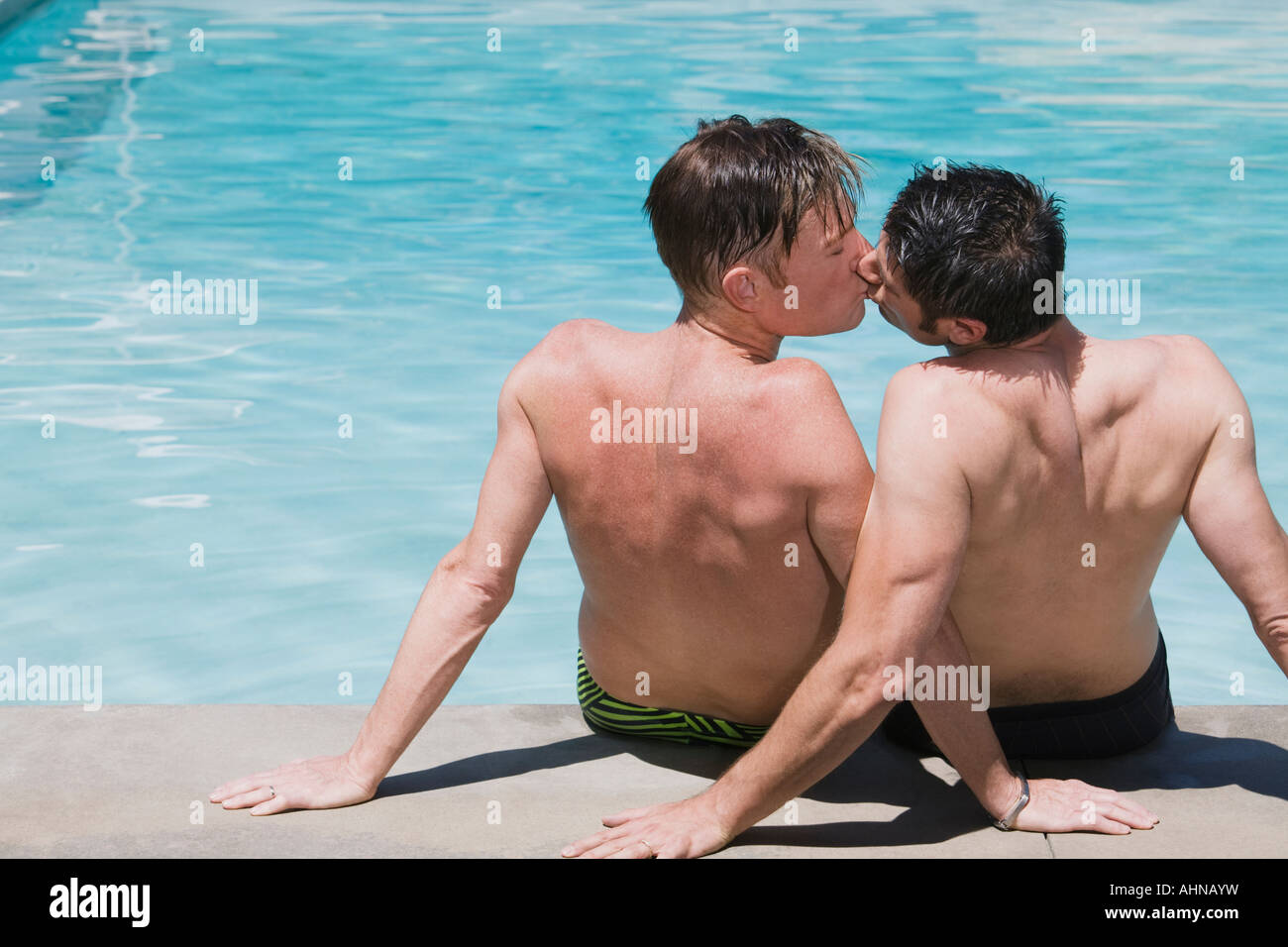 Una pareja gay besándose por piscina Fotografía de stock - Alamy