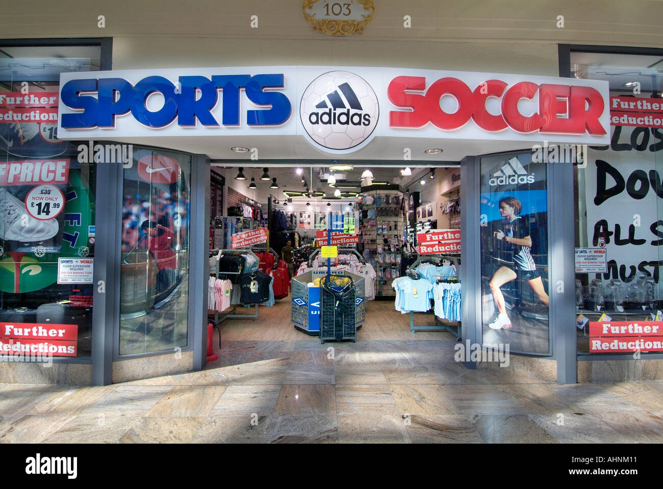 Deportes Soccer store Retail Store Reino Unido Reino Unido Inglaterra  Europa GB Gran Bretaña UE Unión Europea Fotografía de stock - Alamy