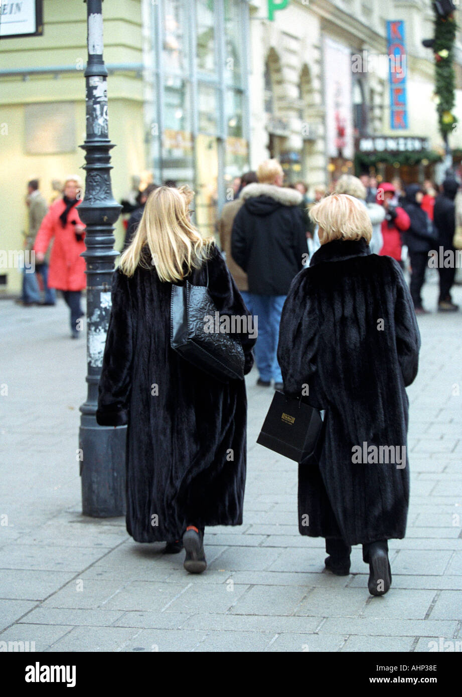 Las mujeres vestidas con abrigos de piel real en Viena, Austria Foto de stock