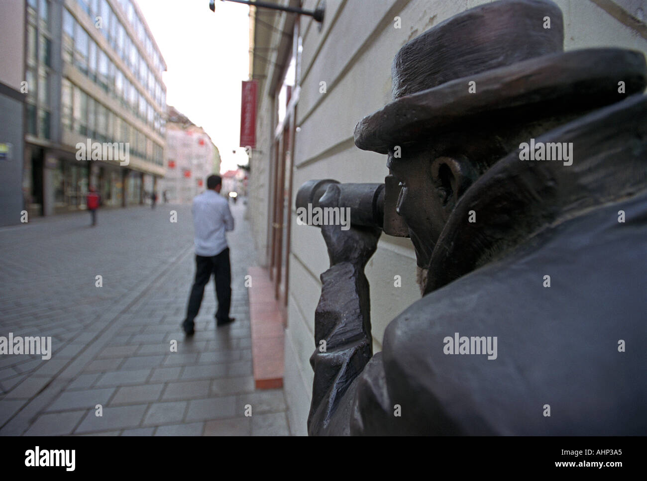 El camarógrafo estatua en Bratislava, Eslovaquia Foto de stock
