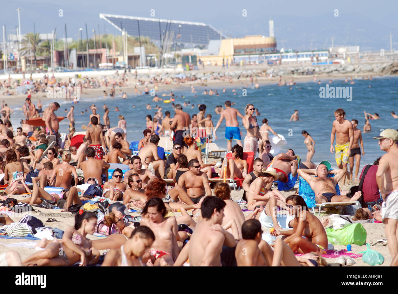 La vida en la playa del Fórum barcelona Foto de stock