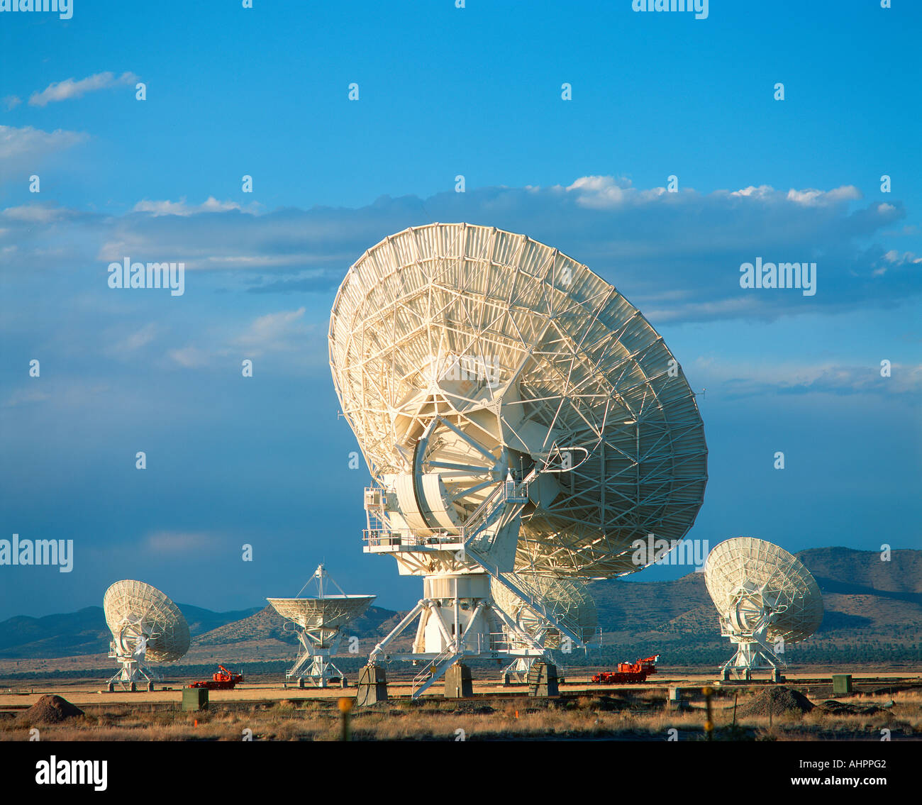 Antenas parabólicas mirando hacia el cielo. Socorro New Mexico Fotografía  de stock - Alamy