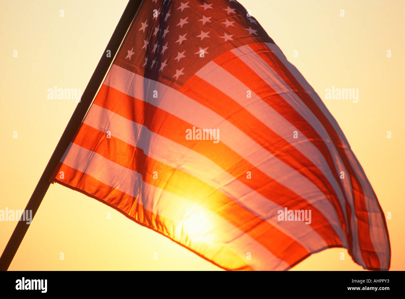Bandera Americana con el sol brillando a través de las rayas. Foto de stock