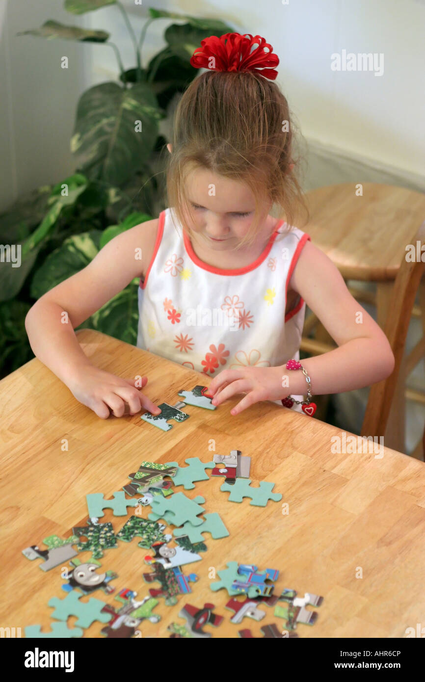 Niños armando rompecabezas fotografías e imágenes de alta resolución Alamy
