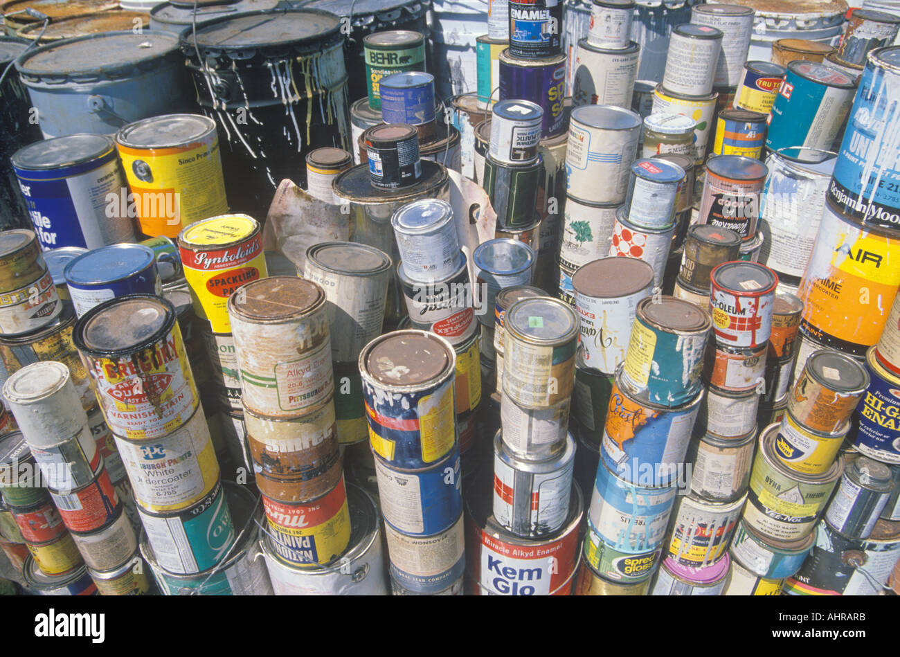 Pilas de latas de pintura tóxica esperando la evacuación en un Wilmington Unocal Station en Los Ángeles, CA Foto de stock