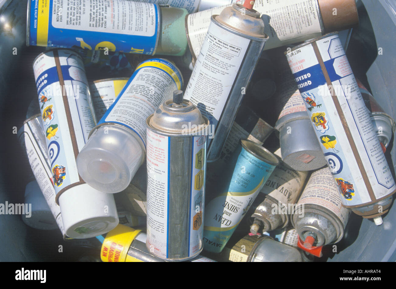 Montón de latas de aerosol esperando la eliminación segura en un Unocal Station en Los Ángeles, CA Foto de stock
