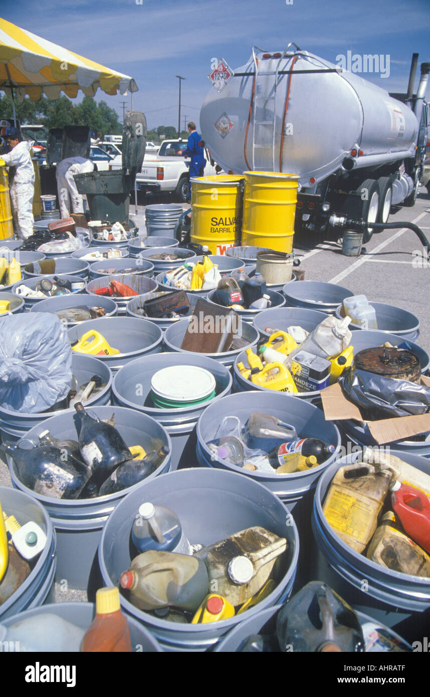 Los contenedores de aceite usado y otros químicos tóxicos a la espera de su eliminación en un Unocal Station en Los Ángeles Foto de stock