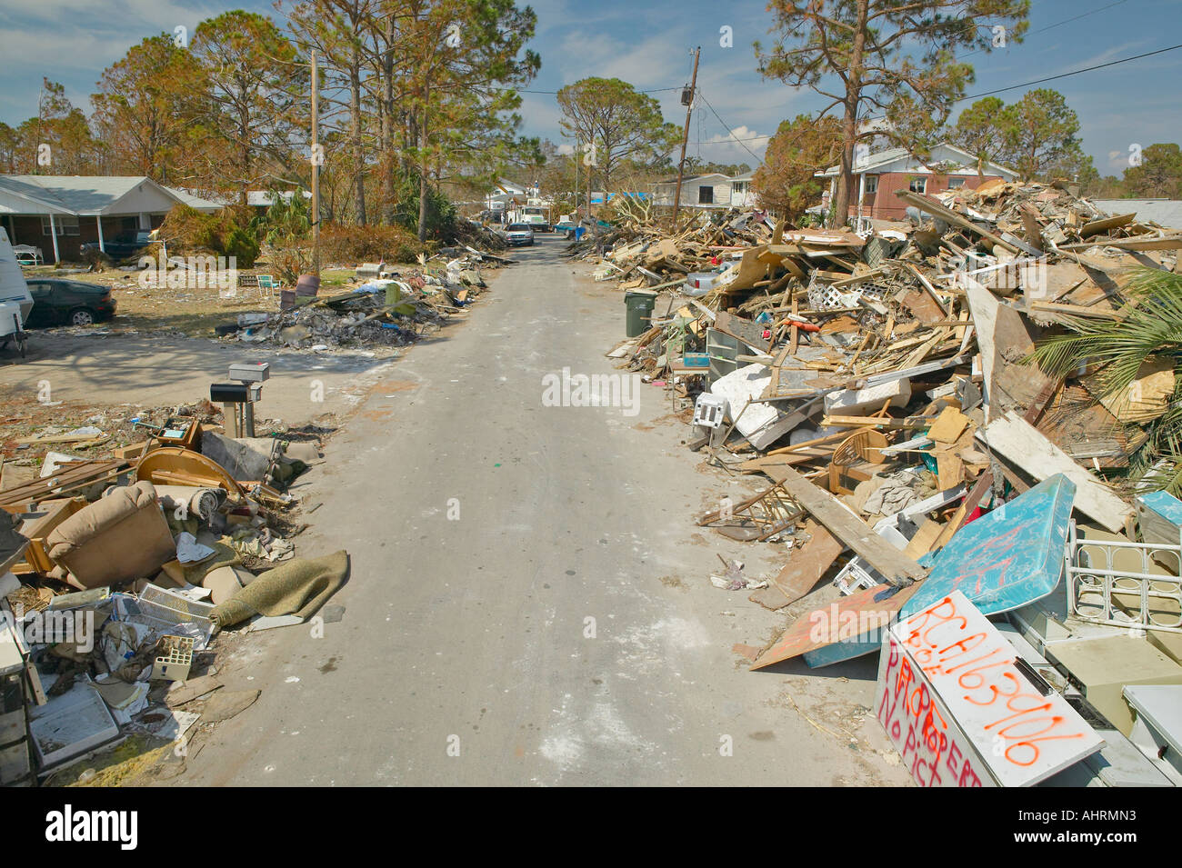 Camino a la destrucción total los escombros y restos de viviendas afectadas por el huracán Iván en Pensacola, Florida Foto de stock