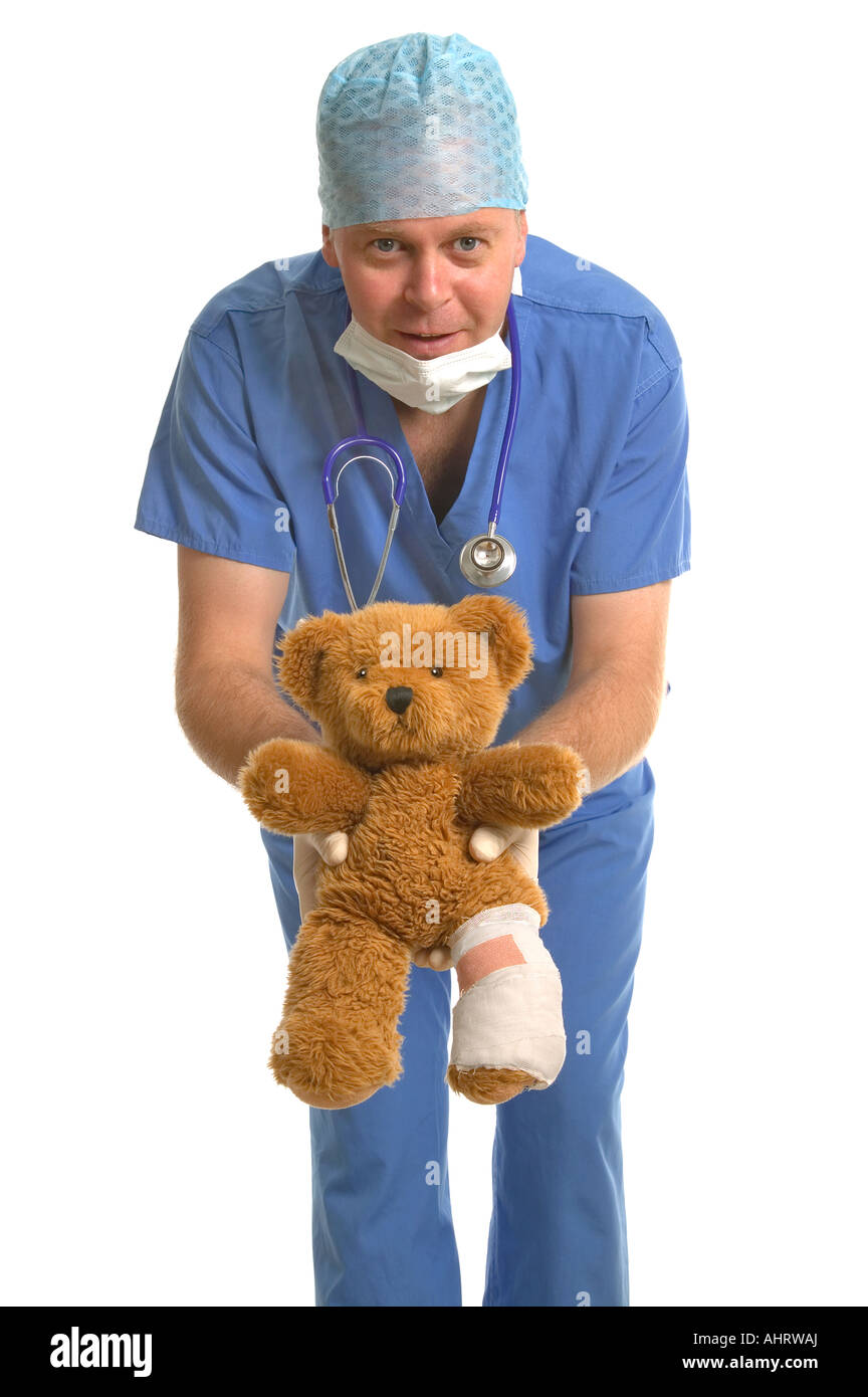 Pediatra dando vuelta una herida del oso de peluche con una pierna vendada Foto de stock