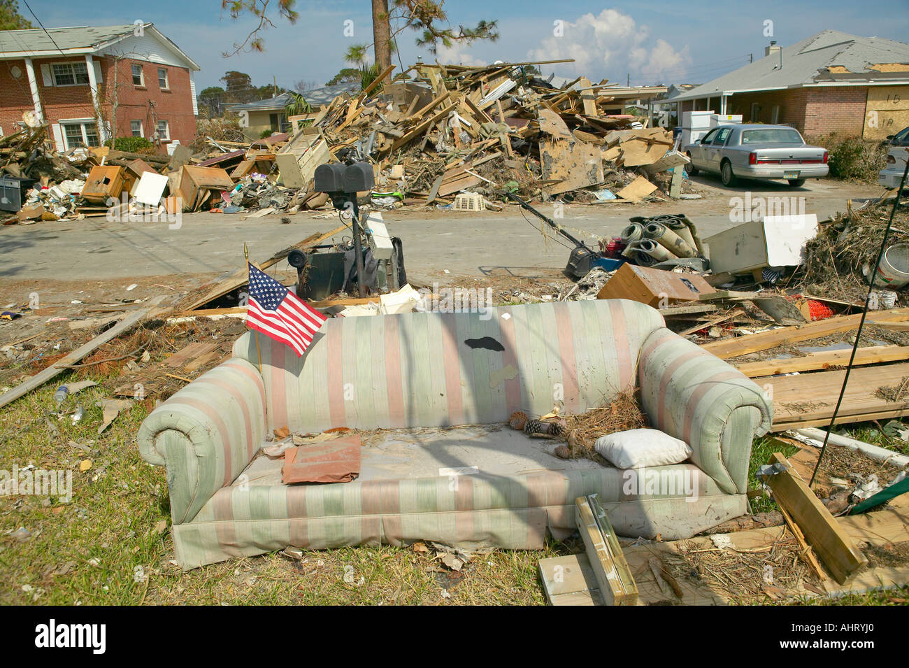 Bandera Americana sobre el sofá y la suciedad en la parte frontal de la casa fuertemente golpeada por el huracán Iván en Pensacola, Florida Foto de stock