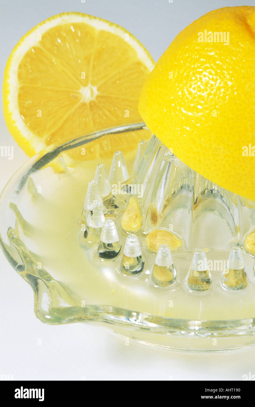 Se extrae el jugo de medio limón en un extractor de cristal Fotografía de  stock - Alamy